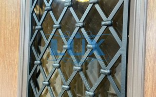 металлическая дверь с ковкой и тройным стеклопакетом